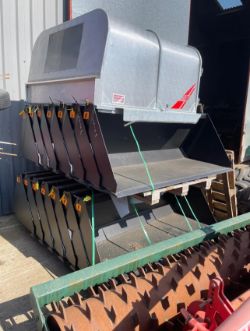 QUICKE 180U BUCKETS – NEW C/W EURO BRACKETS