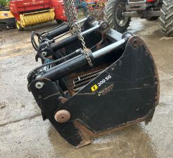 QUICKE SG200 SHEAR GRAB WITH MERLO BRACKETS