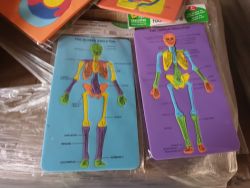 MIX OF 500× BUNDLES OF CHILDREN'S EDUCATION FOAM BOARDS