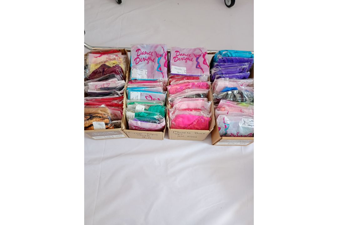 100 X DANCE DESIGNS CROP TOPS MIXED SIZE STYLE AND COLOURS APPROX RRP £1,200 - Image 1 of 6