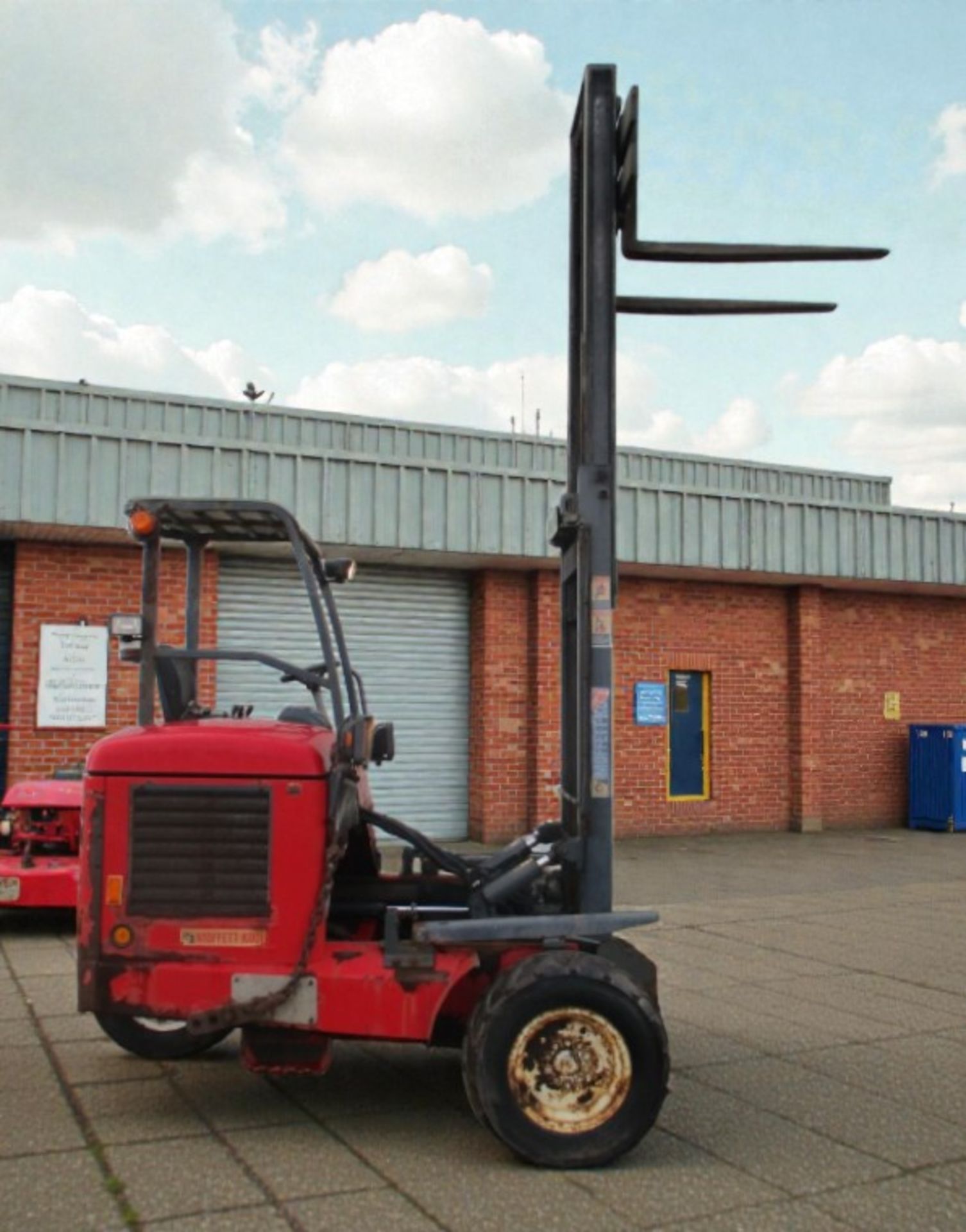 2005 MOFFETT MOUNTY M8 25.4 2.5 TON 4-WAY DIESEL FORKLIFT - Image 7 of 16
