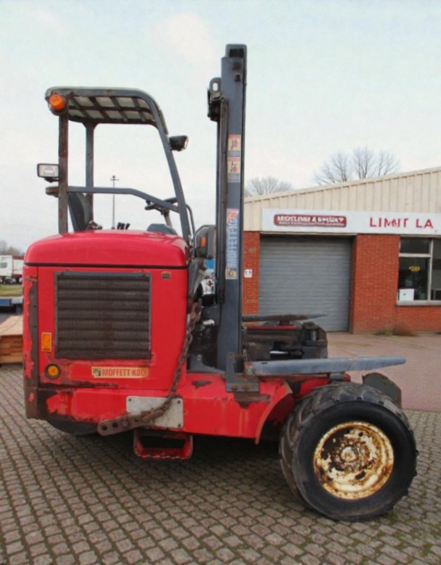 2005 MOFFETT MOUNTY M8 25.4 2.5 TON 4-WAY DIESEL FORKLIFT - Image 4 of 16