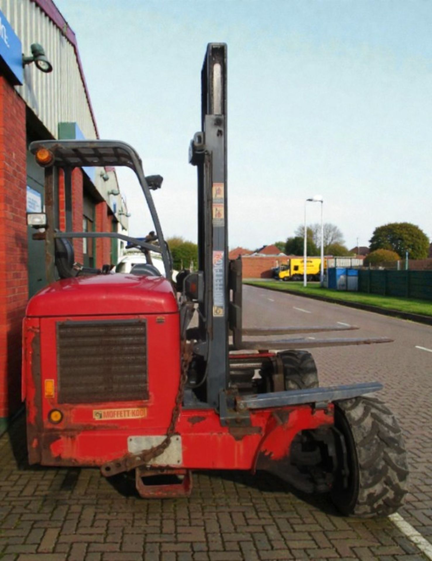 2005 MOFFETT MOUNTY M8 25.4 2.5 TON 4-WAY DIESEL FORKLIFT - Image 14 of 16