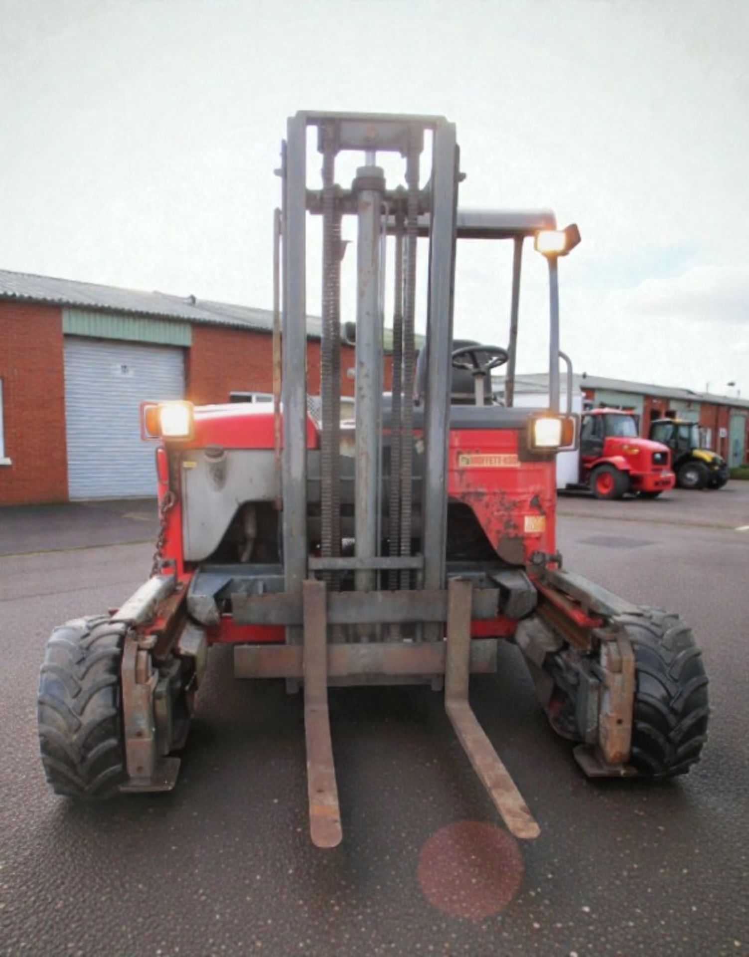 2005 MOFFETT MOUNTY M8 25.4 2.5 TON 4-WAY DIESEL FORKLIFT - Image 2 of 16