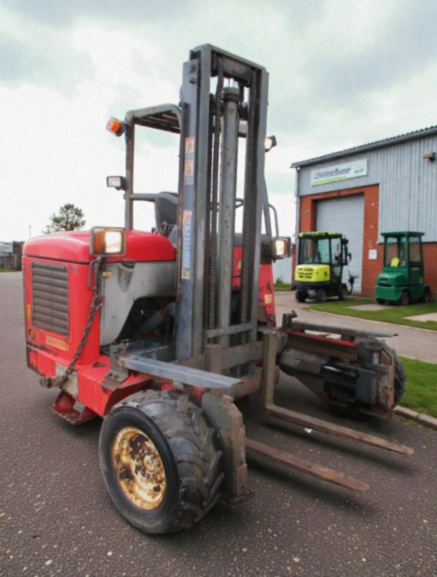 2005 MOFFETT MOUNTY M8 25.4 2.5 TON 4-WAY DIESEL FORKLIFT - Image 3 of 16
