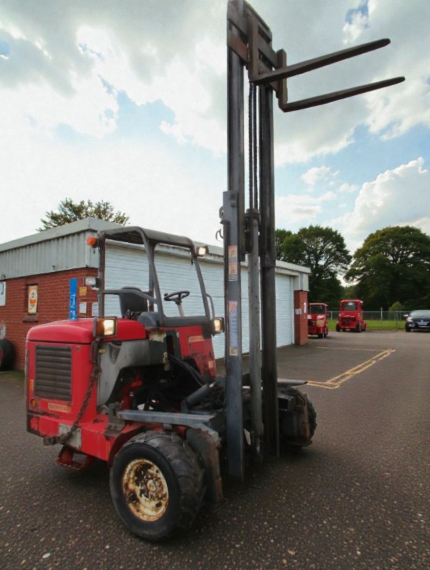 2005 MOFFETT MOUNTY M8 25.4 2.5 TON 4-WAY DIESEL FORKLIFT - Image 8 of 16