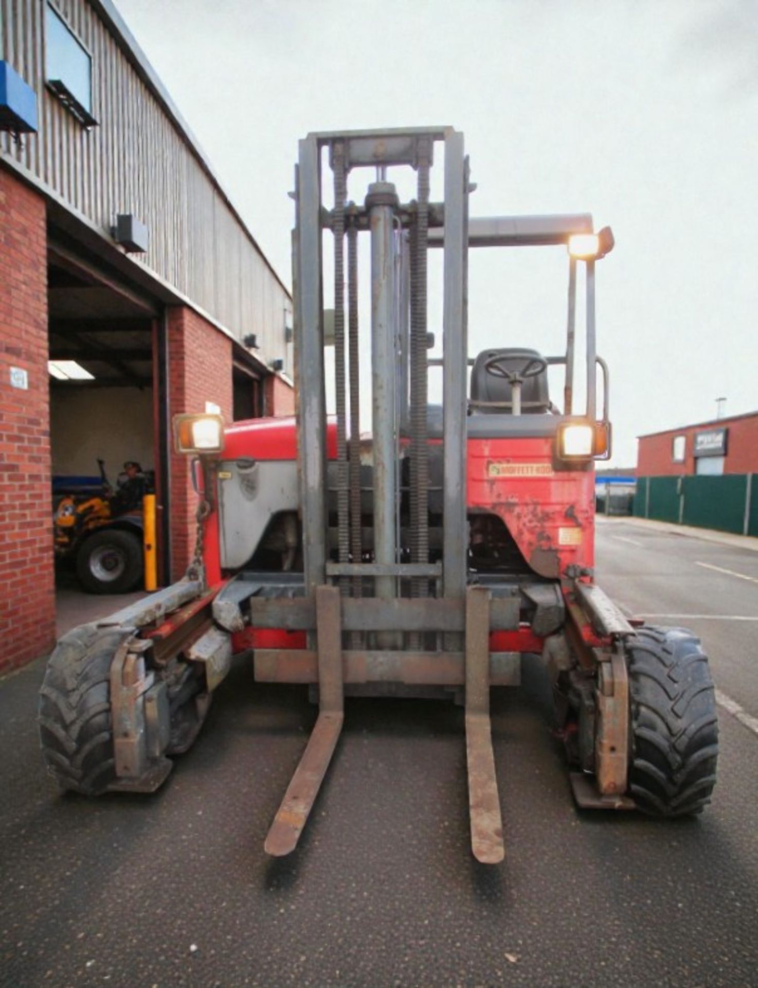 2005 MOFFETT MOUNTY M8 25.4 2.5 TON 4-WAY DIESEL FORKLIFT - Image 11 of 16
