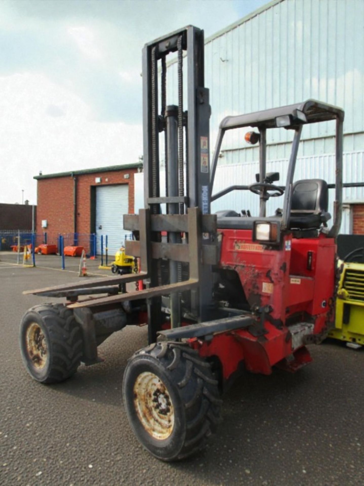 2005 MOFFETT MOUNTY M8 25.4 2.5 TON 4-WAY DIESEL FORKLIFT - Image 15 of 16