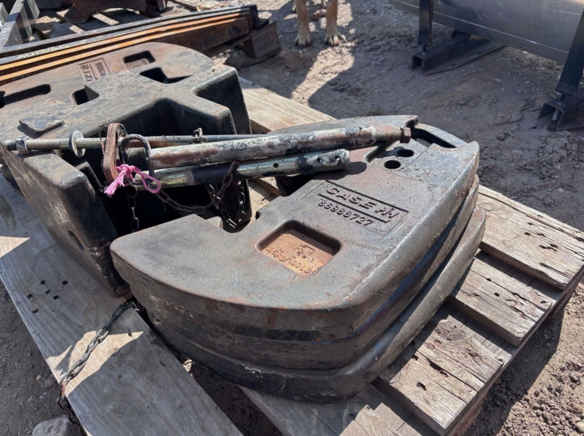 CASE INTERNATIONAL TRACTOR WEIGHTS & WEIGHT BLOCK WITH FRONT LINKAGE - Image 2 of 6