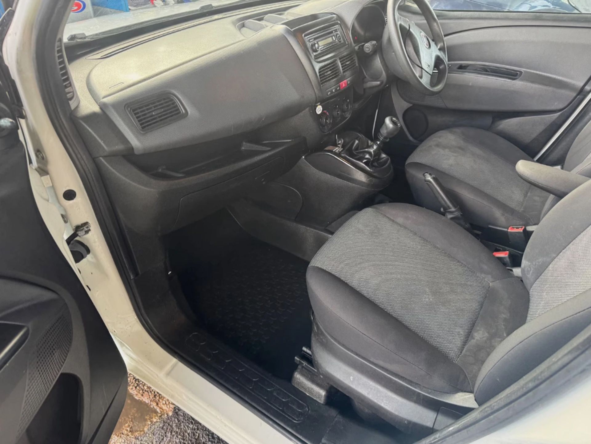 2014 FIAT DOBLO 16V MULTIJET L1H1 1598CC DIESEL MANUAL PANEL VAN - Image 5 of 12