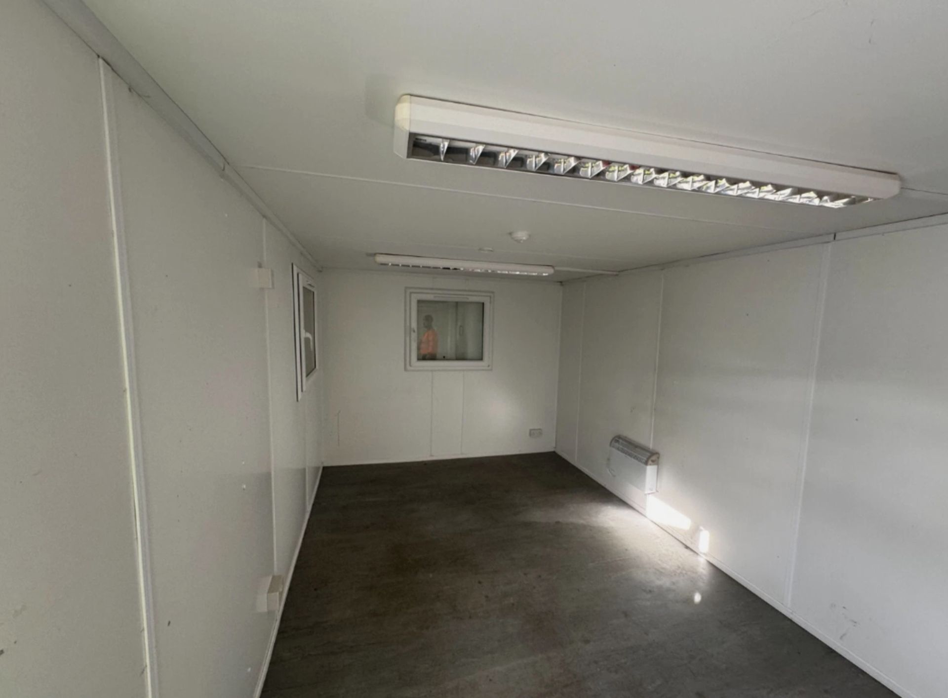 32 X 10FT USED OFFICE SHIPPING CONTAINER - Image 3 of 4