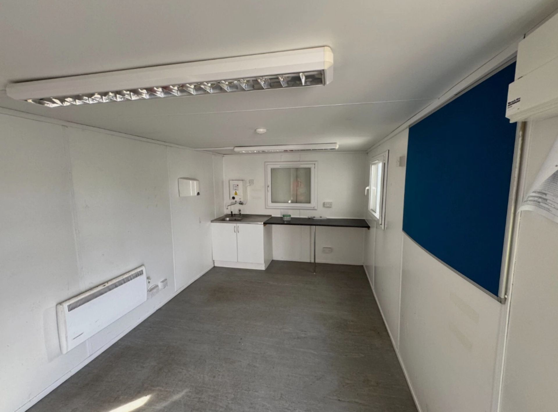 32 X 10FT USED OFFICE SHIPPING CONTAINER - Image 4 of 4