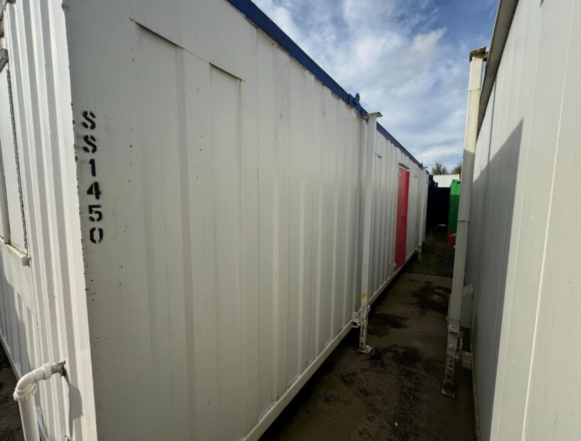 32 X 10FT USED OFFICE SHIPPING CONTAINER - Image 2 of 4