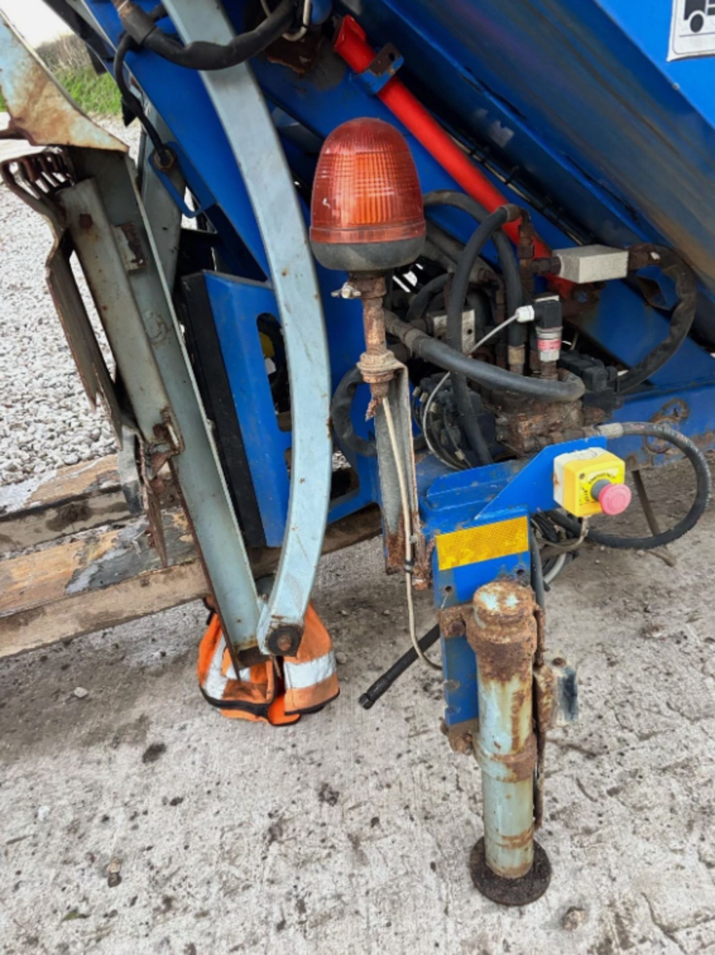 FARID MICRO COMMERCIAL BIN LIFTER (REMOVED FROM 7.5 TON TRUCK) - Image 5 of 8