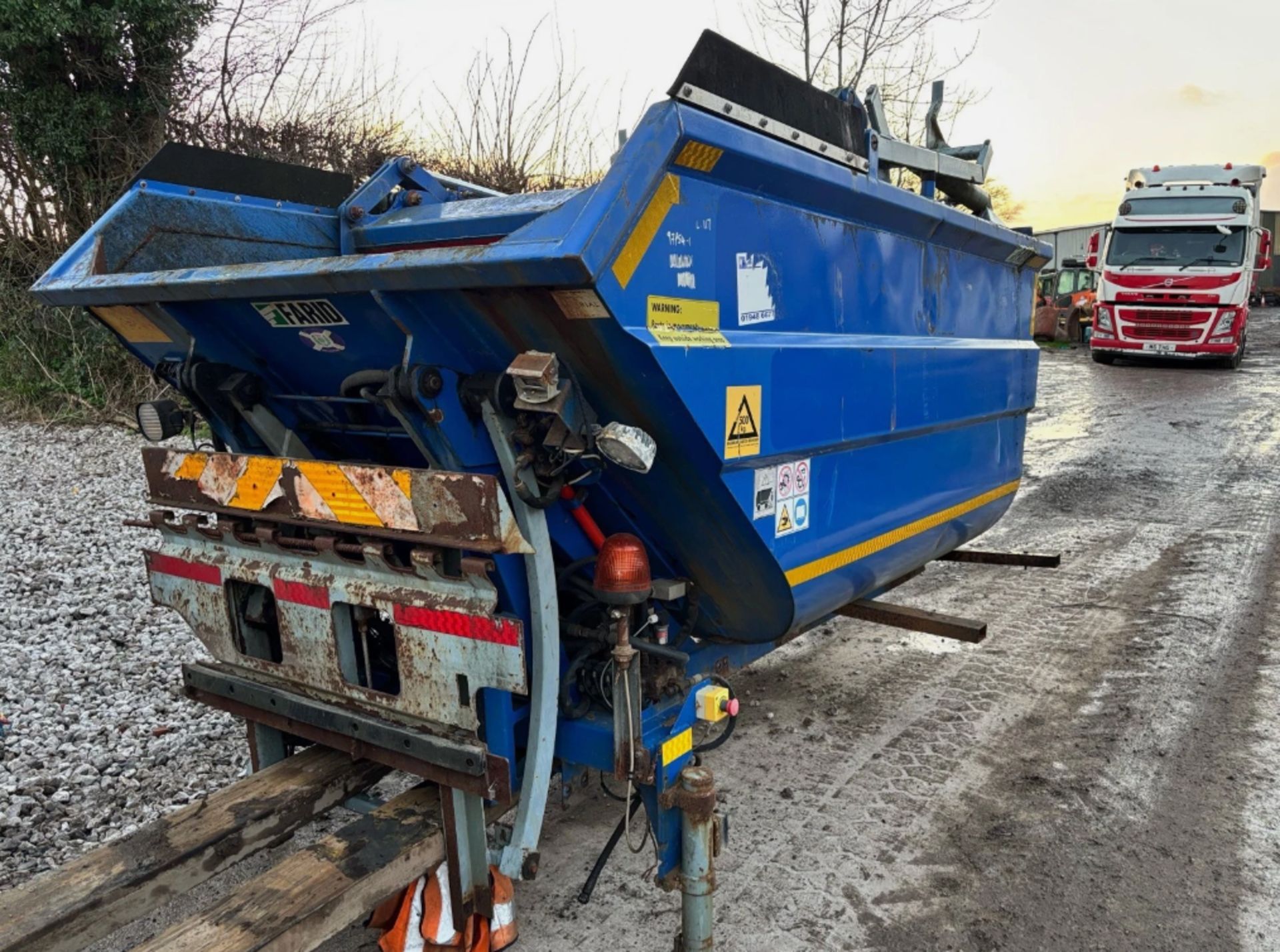 FARID MICRO COMMERCIAL BIN LIFTER (REMOVED FROM 7.5 TON TRUCK) - Image 4 of 8