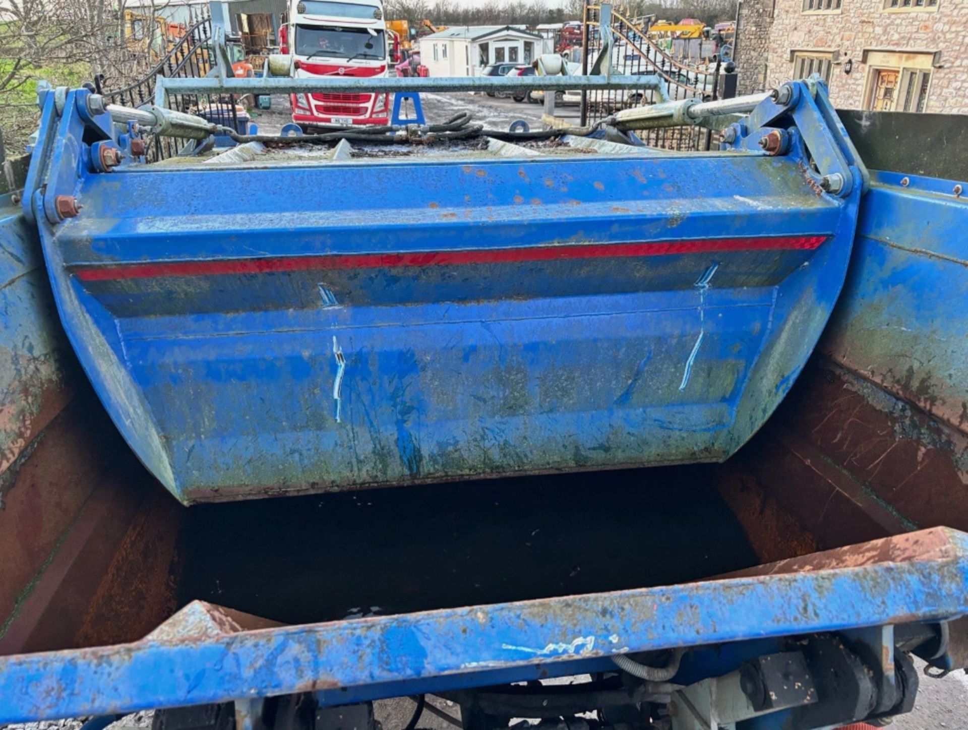 FARID MICRO COMMERCIAL BIN LIFTER (REMOVED FROM 7.5 TON TRUCK) - Image 3 of 8