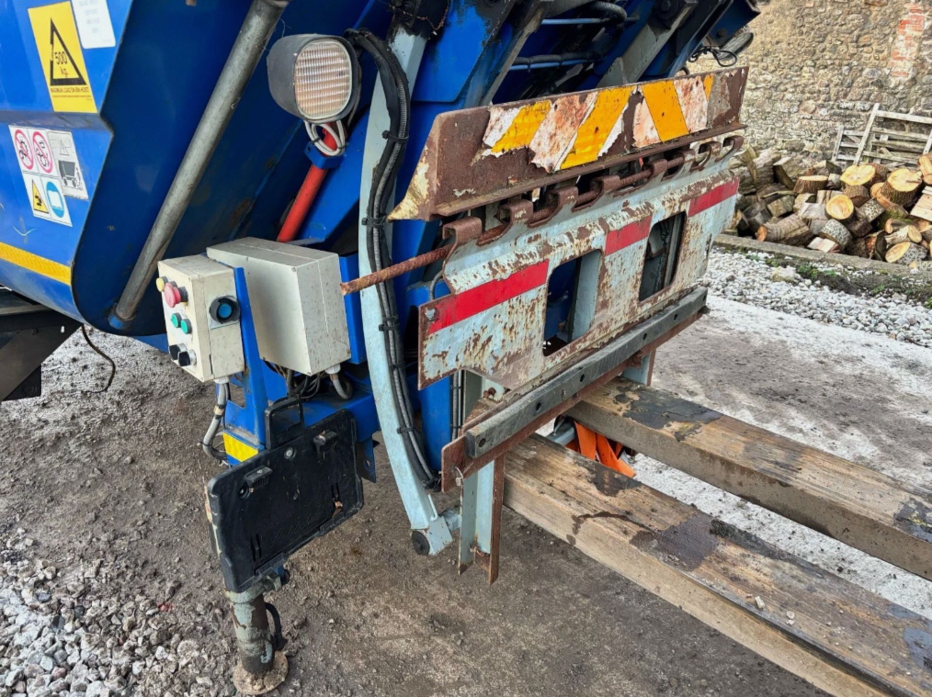 FARID MICRO COMMERCIAL BIN LIFTER (REMOVED FROM 7.5 TON TRUCK) - Image 2 of 8