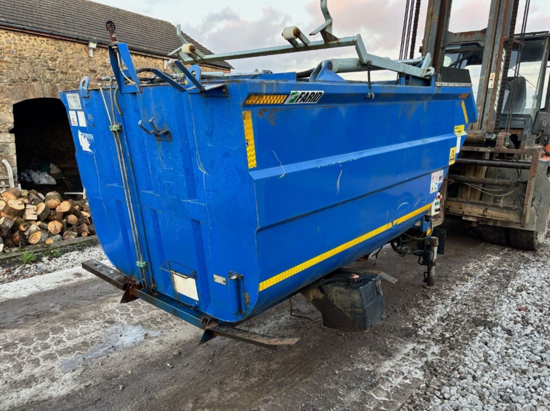 FARID MICRO COMMERCIAL BIN LIFTER (REMOVED FROM 7.5 TON TRUCK) - Image 6 of 8