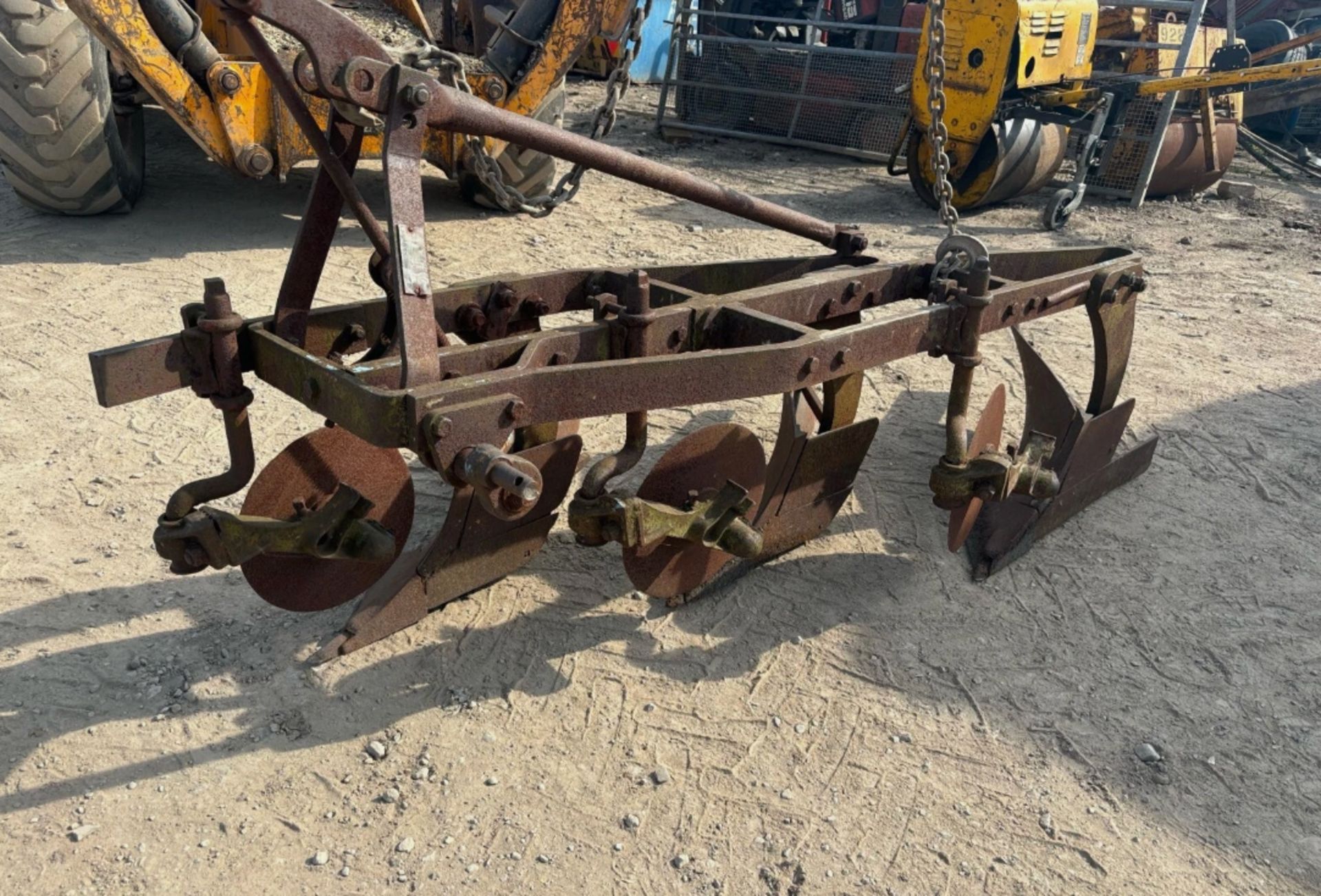 3-FURROW RANSOMS TS597 PLOUGH – 3-POINT LINKAGE – TRACTOR ATTACHMENT - Image 3 of 8