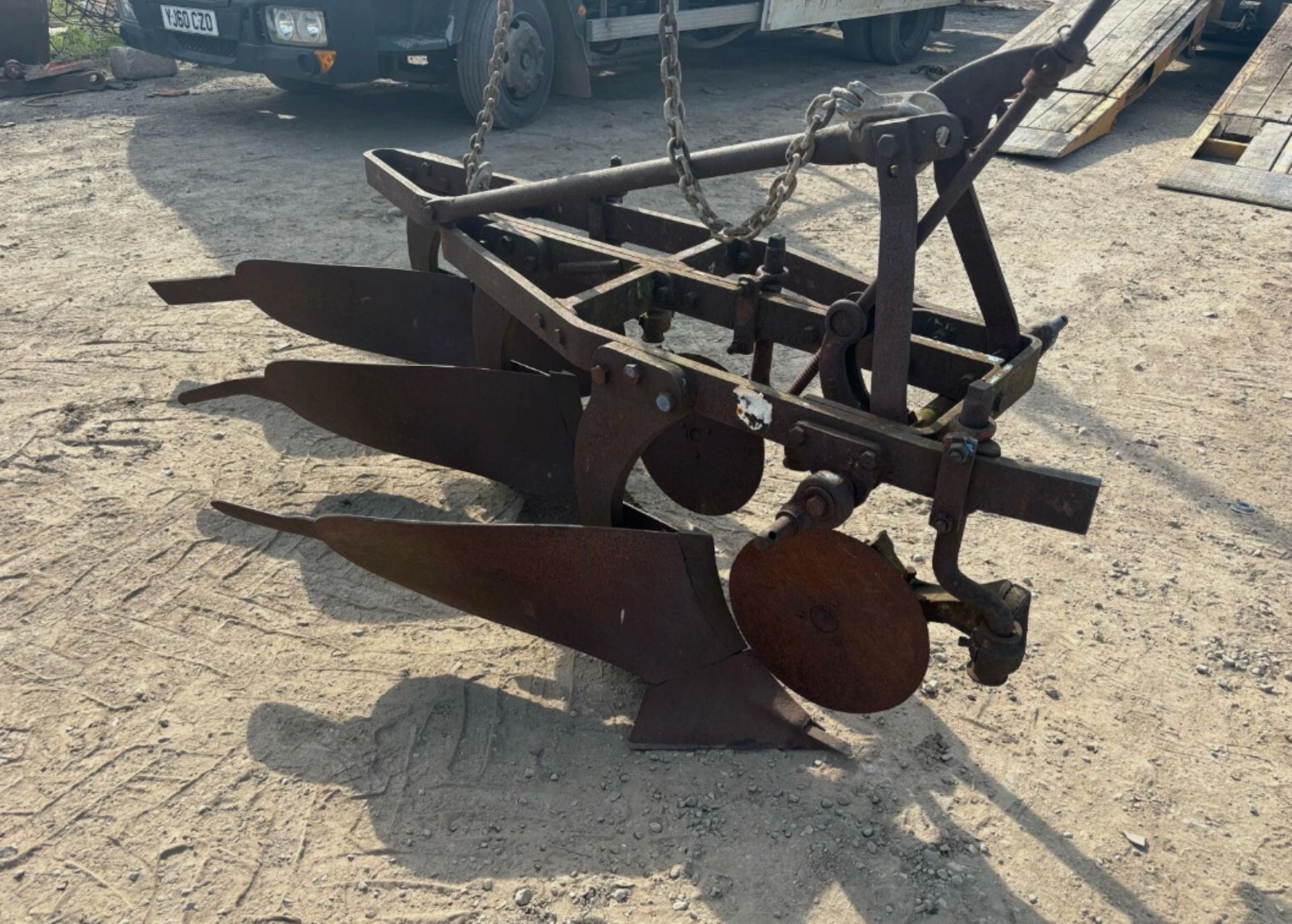 3-FURROW RANSOMS TS597 PLOUGH – 3-POINT LINKAGE – TRACTOR ATTACHMENT - Image 4 of 8