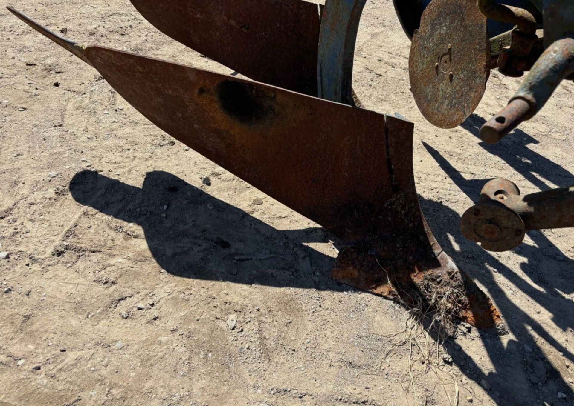 3-FURROW RANSOMS TS597 PLOUGH – 3-POINT LINKAGE – TRACTOR ATTACHMENT - Image 2 of 8