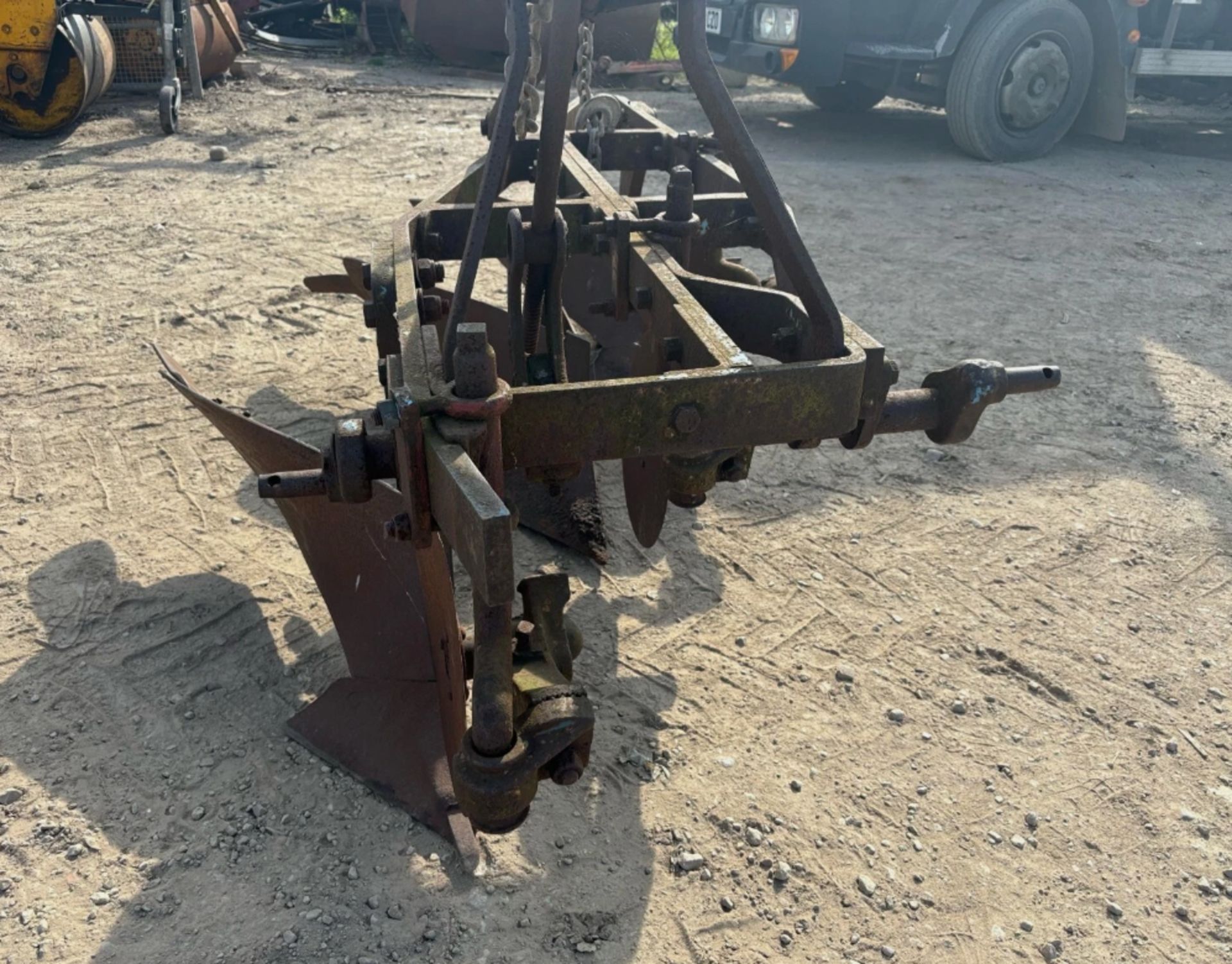 3-FURROW RANSOMS TS597 PLOUGH – 3-POINT LINKAGE – TRACTOR ATTACHMENT - Image 5 of 8