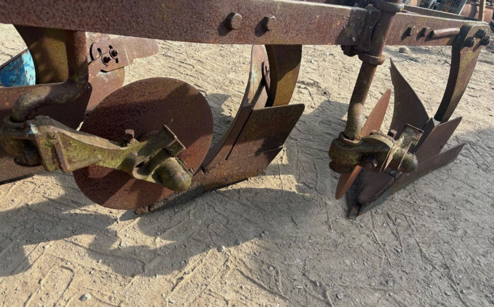 3-FURROW RANSOMS TS597 PLOUGH – 3-POINT LINKAGE – TRACTOR ATTACHMENT - Image 7 of 8