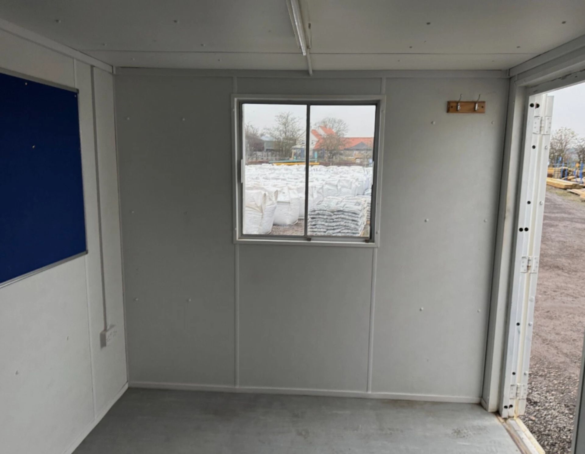 21FT X 9FT USED OFFICE SHIPPING CONTAINER - Image 3 of 3