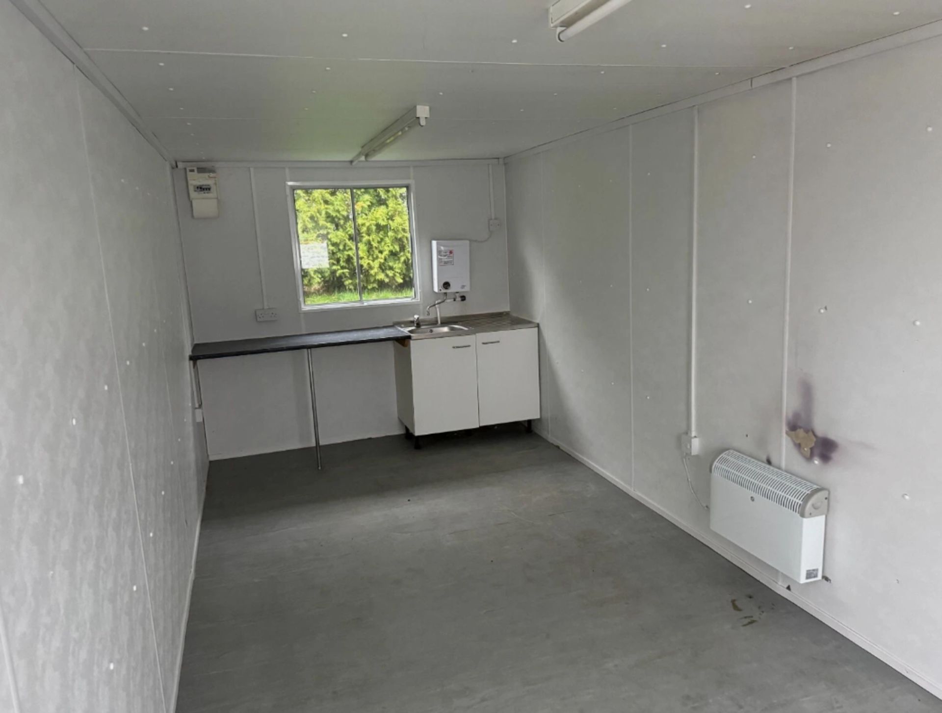 21FT X 9FT USED OFFICE SHIPPING CONTAINER - Image 2 of 3