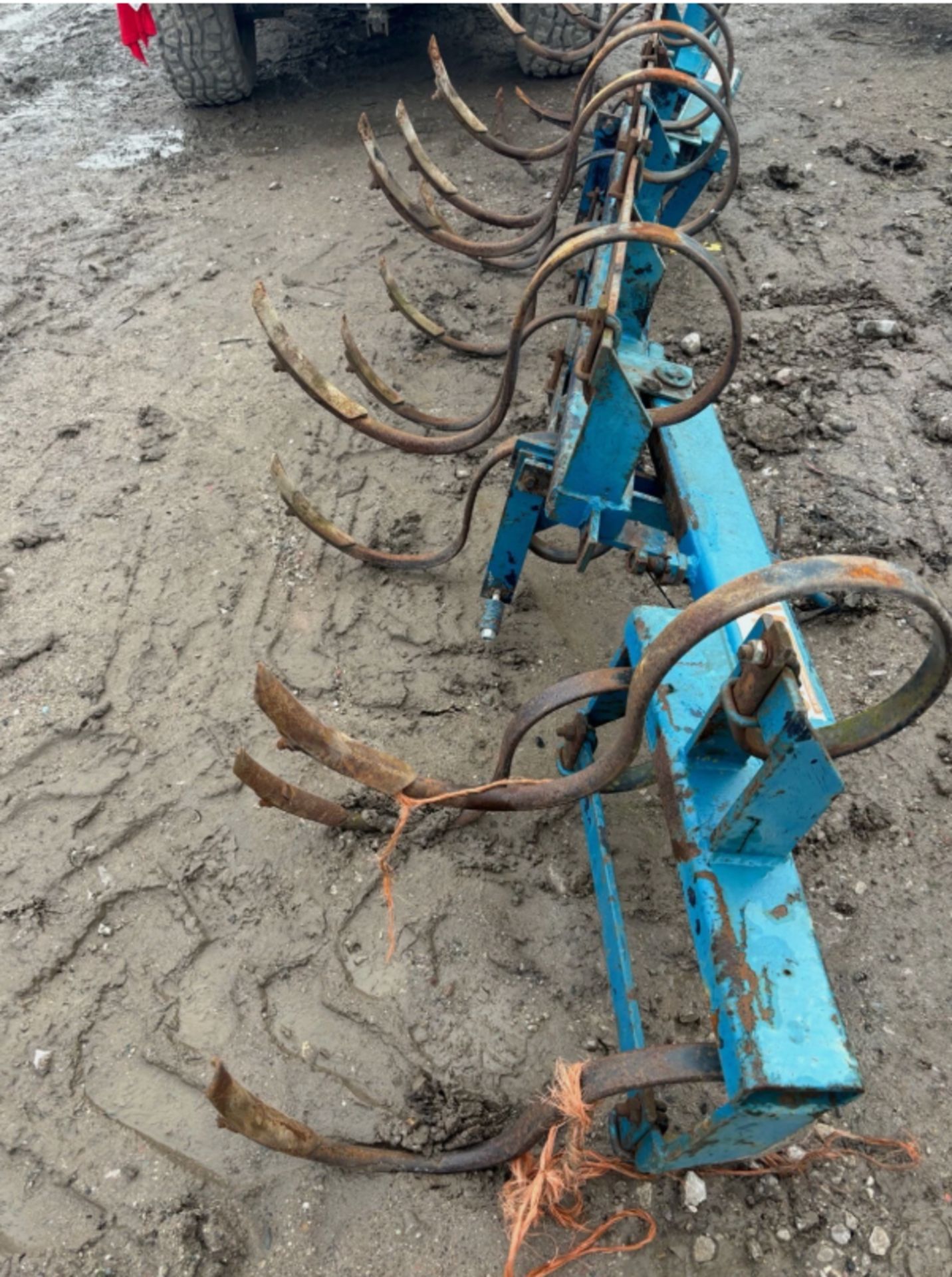 10FT SPRING TYNE FOLDING HARROWS – CULTIVATOR – TRACTOR / SEED DRILL - Image 3 of 4