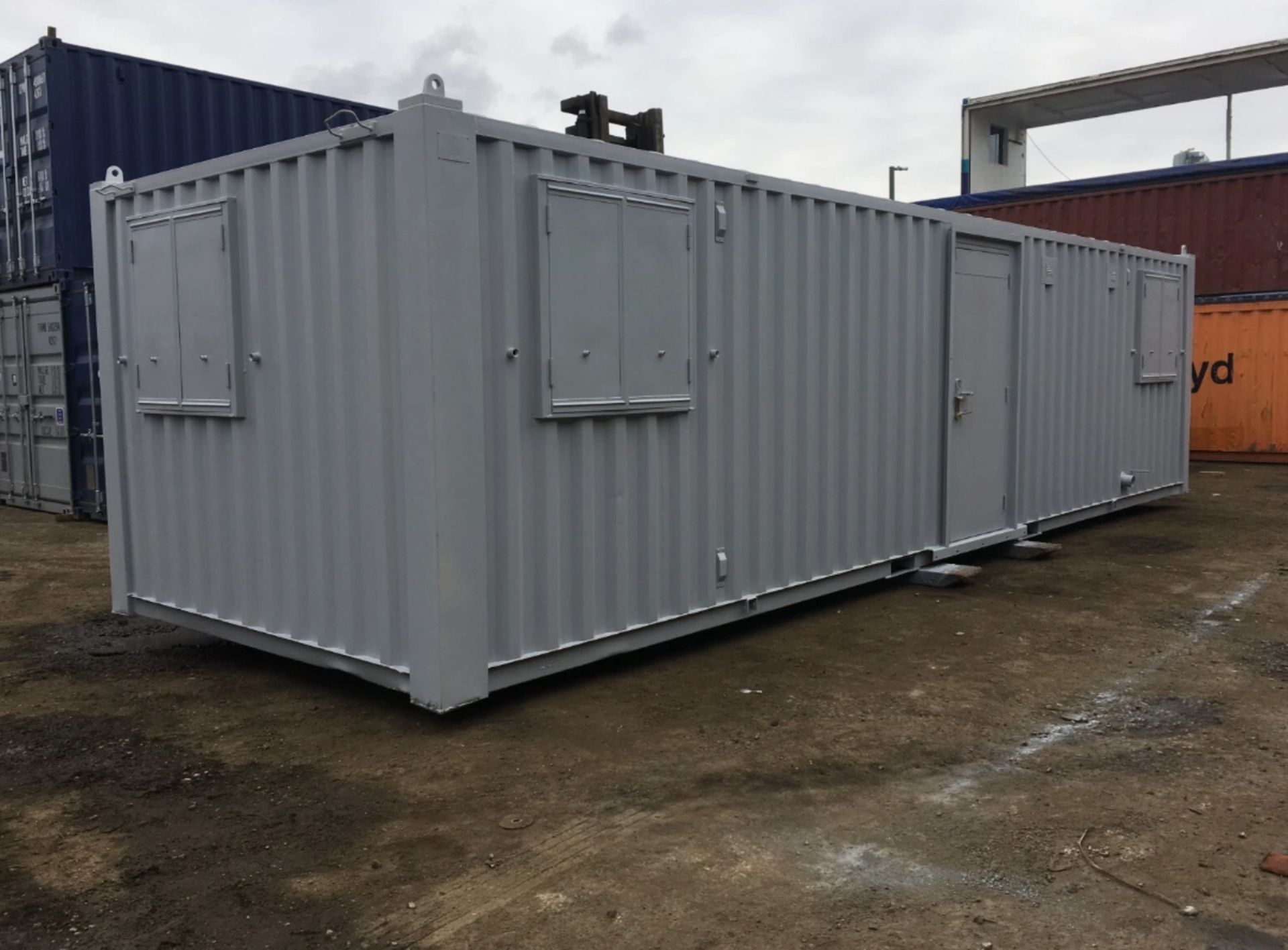 32FT X 10FT USED OFFICE SHIPPING CONTAINER