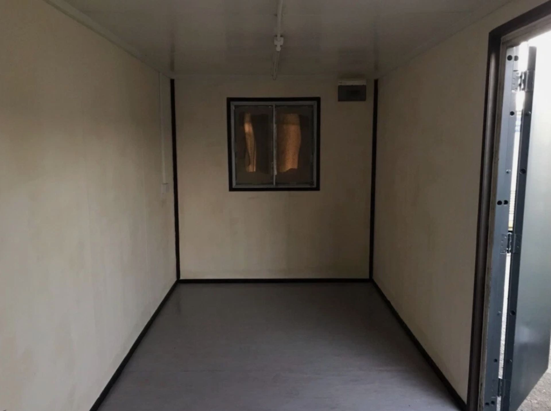 32FT X 10FT USED OFFICE SHIPPING CONTAINER - Image 3 of 3