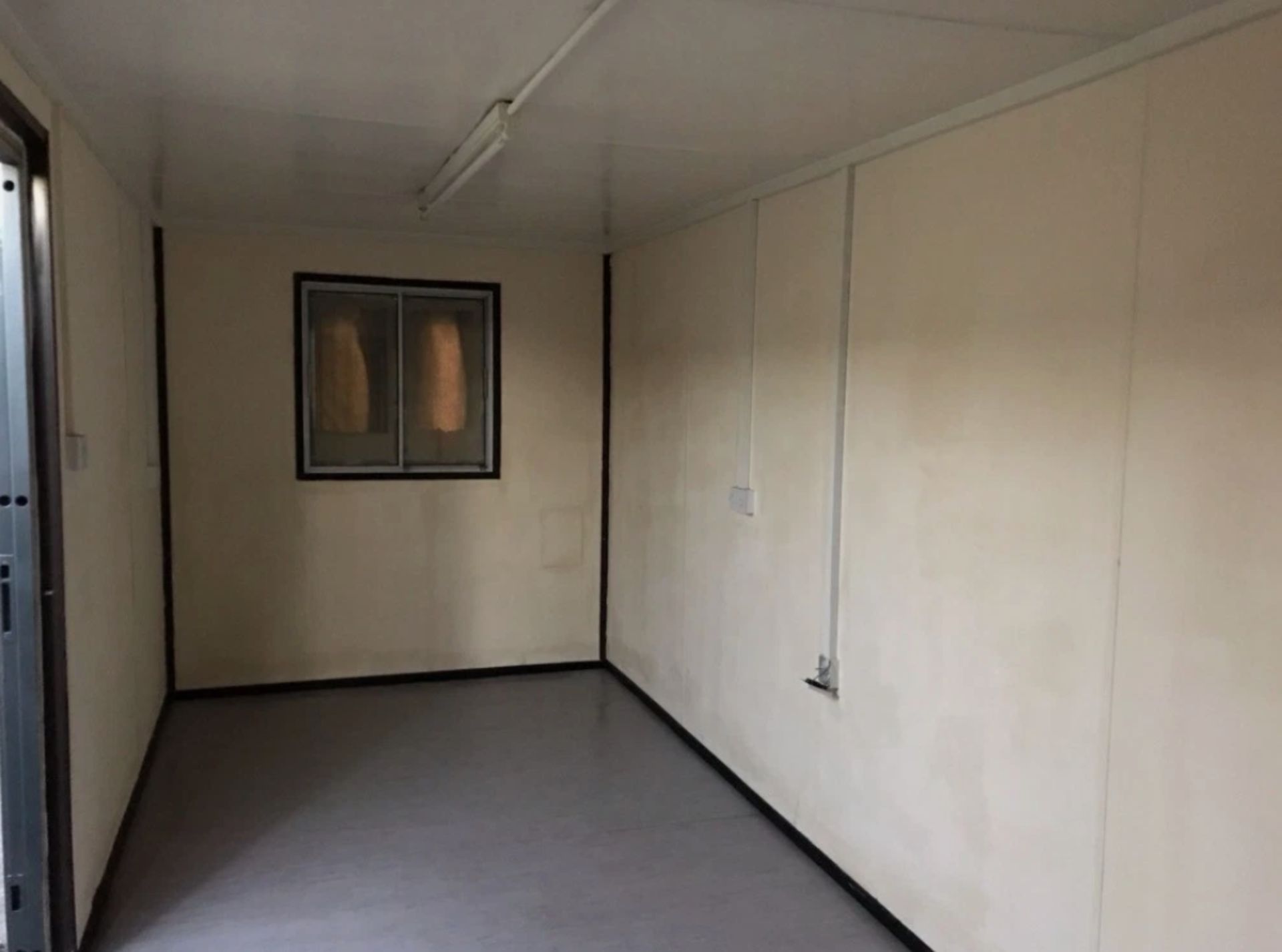32FT X 10FT USED OFFICE SHIPPING CONTAINER - Image 2 of 3