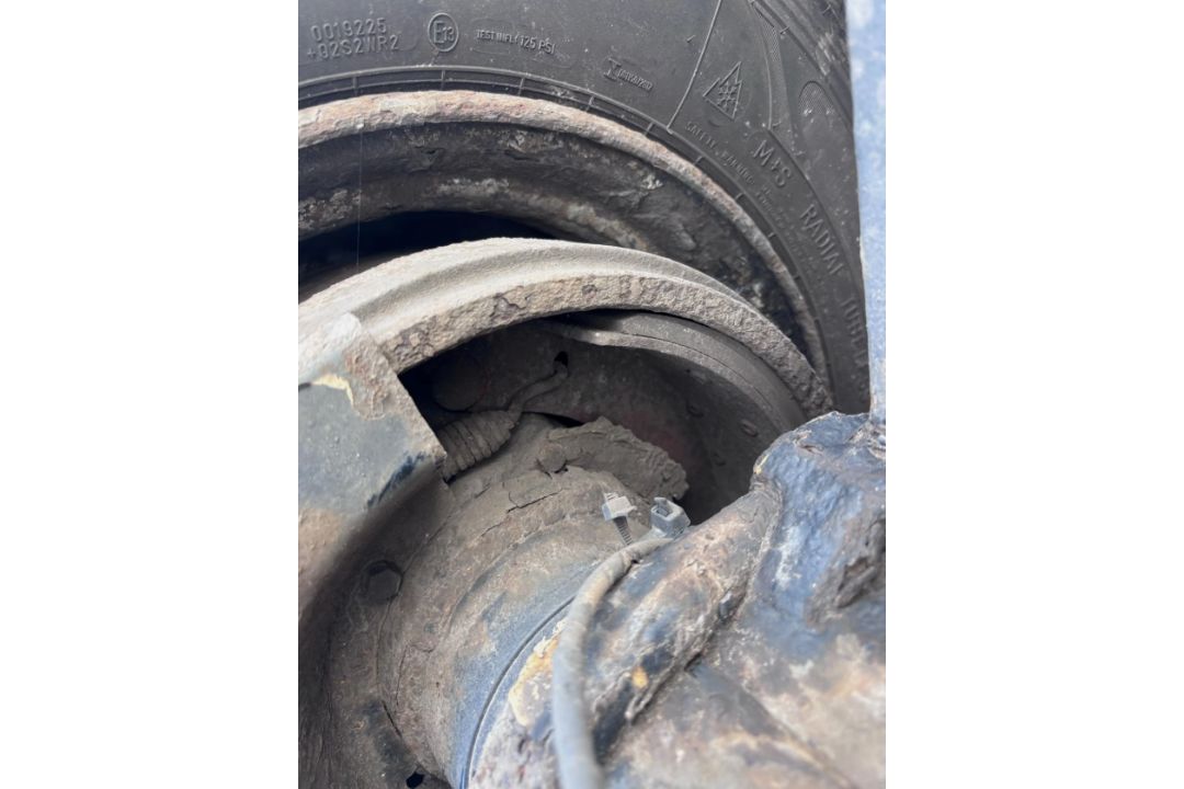 2 X ROR AXLES WITH DRUM BRAKES AND 215/75R17.5 TYRES – TRACTOR LOW LOADER TRAILER - Image 4 of 7