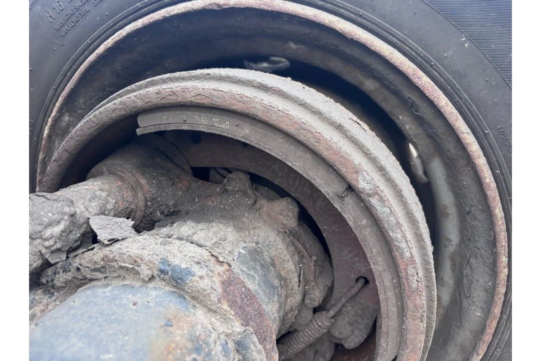 2 X ROR AXLES WITH DRUM BRAKES AND 215/75R17.5 TYRES – TRACTOR LOW LOADER TRAILER - Image 6 of 7