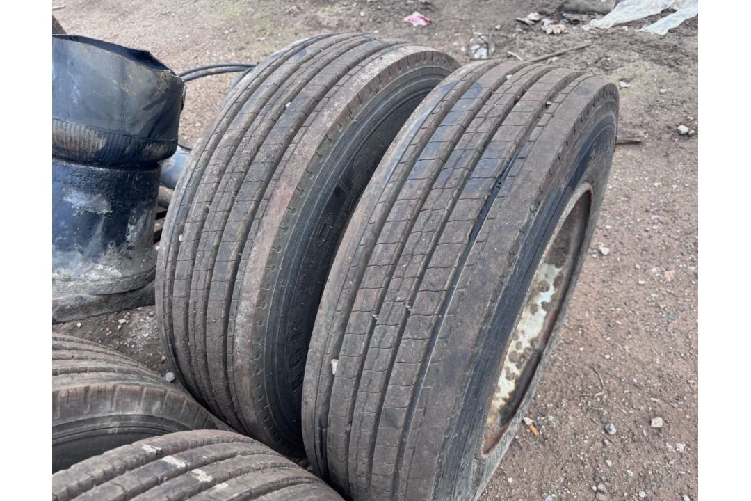 2 X ROR AXLES WITH DRUM BRAKES AND 215/75R17.5 TYRES – TRACTOR LOW LOADER TRAILER - Image 3 of 7