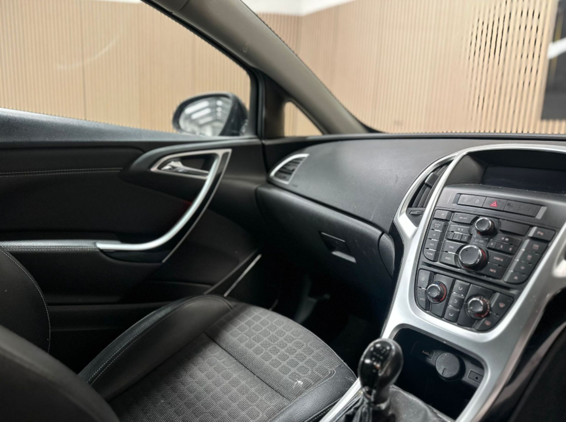 **(ONLY 102K MILEAGE)** 2012 VAUXHALL ASTRA GTC SRI CDTI S/S 2.0L DIESEL >>--NO VAT ON HAMMER--<< - Image 15 of 26