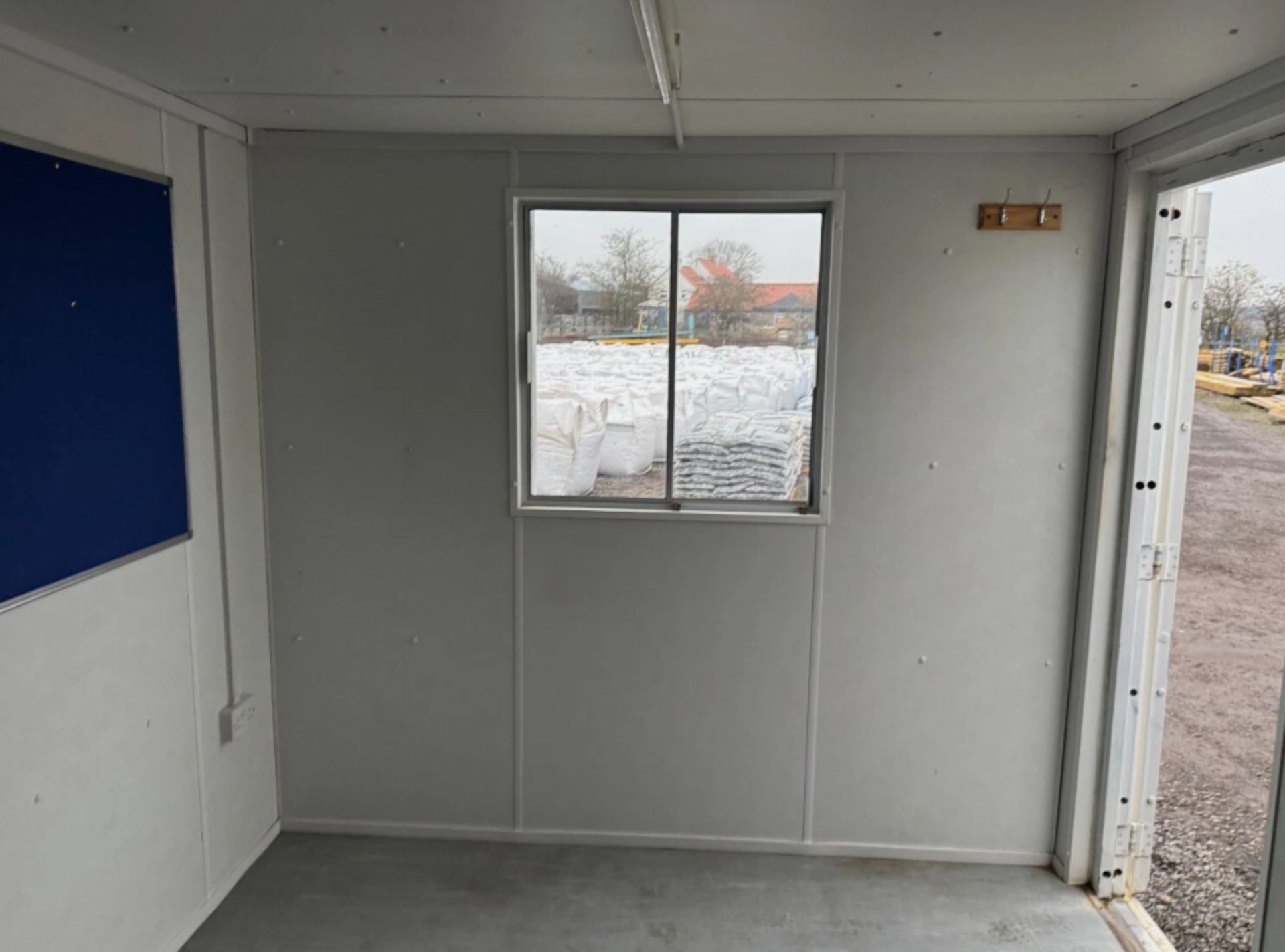 21FT X 9FT USED OFFICE SHIPPING CONTAINER - Image 3 of 3