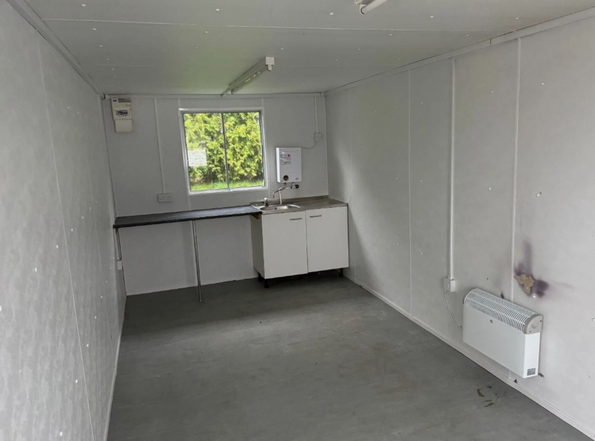 21FT X 9FT USED OFFICE SHIPPING CONTAINER - Image 2 of 3