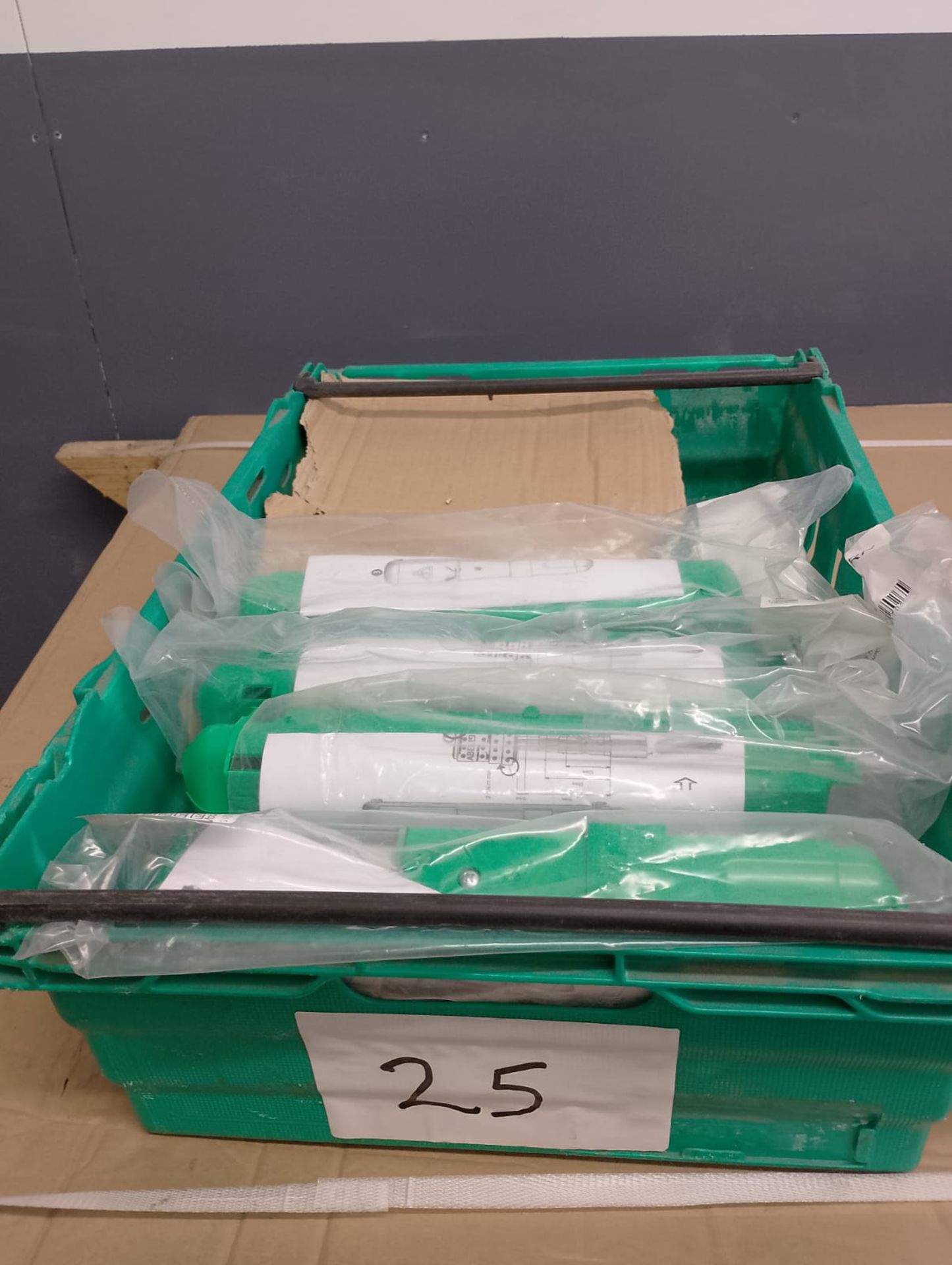 JOBLOT X 2 CRATES NUMBER 25 RESELLER CARBOOT MARKET - Image 6 of 10