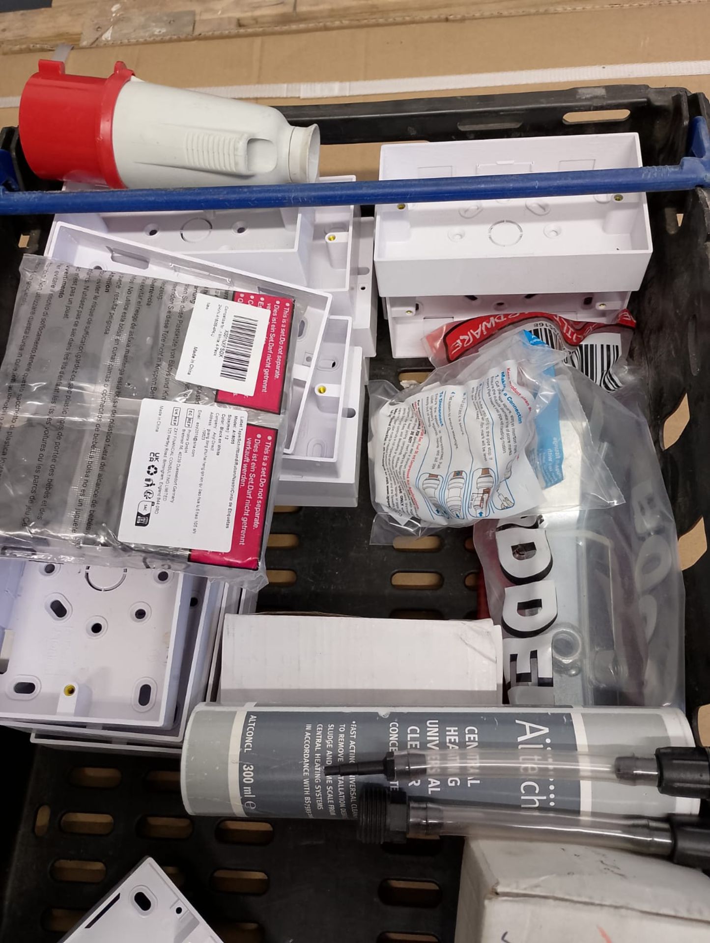 JOBLOT X 2 CRATES NUMBER 8 RESELLER CARBOOT MARKET - Image 5 of 7