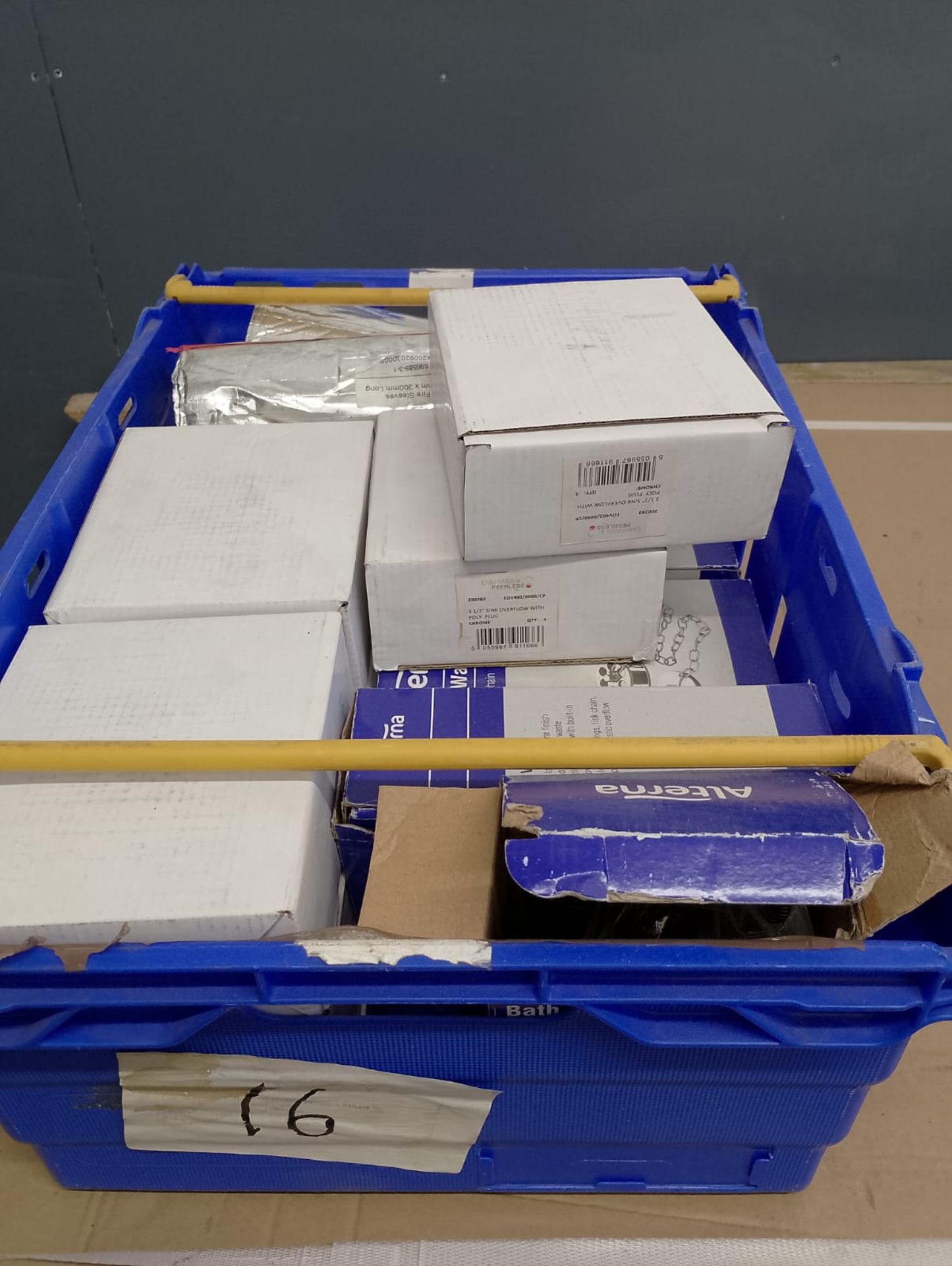 JOBLOT X 2 CRATES NUMBER 16 RESELLER CARBOOT MARKET - Image 12 of 13