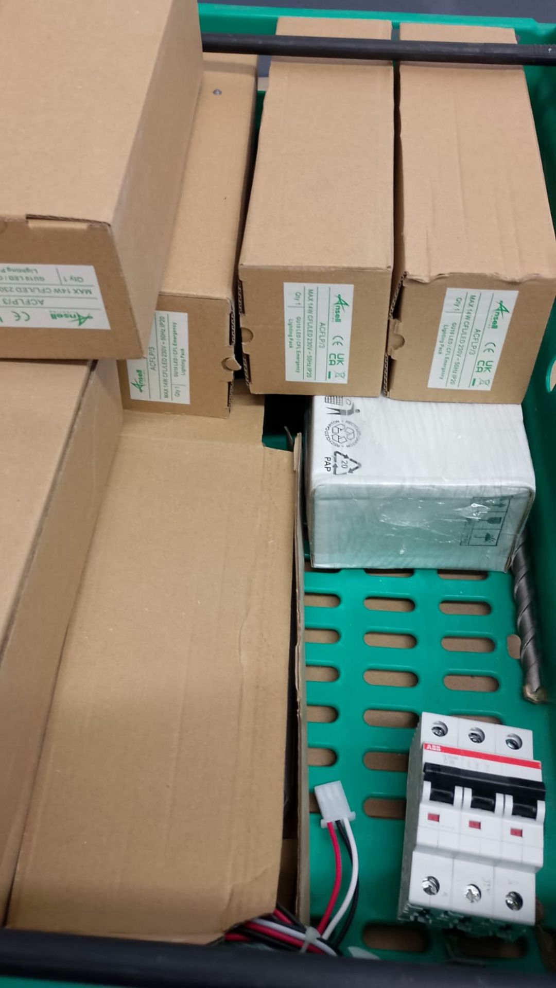 JOBLOT X 2 CRATES NUMBER 4 RESELLER CARBOOT MARKET - Image 7 of 10