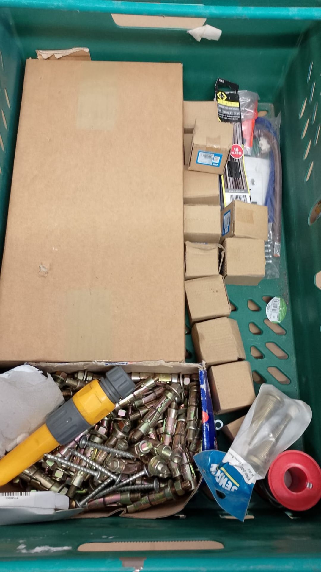 JOBLOT X 2 CRATES NUMBER 4 RESELLER CARBOOT MARKET - Image 9 of 10