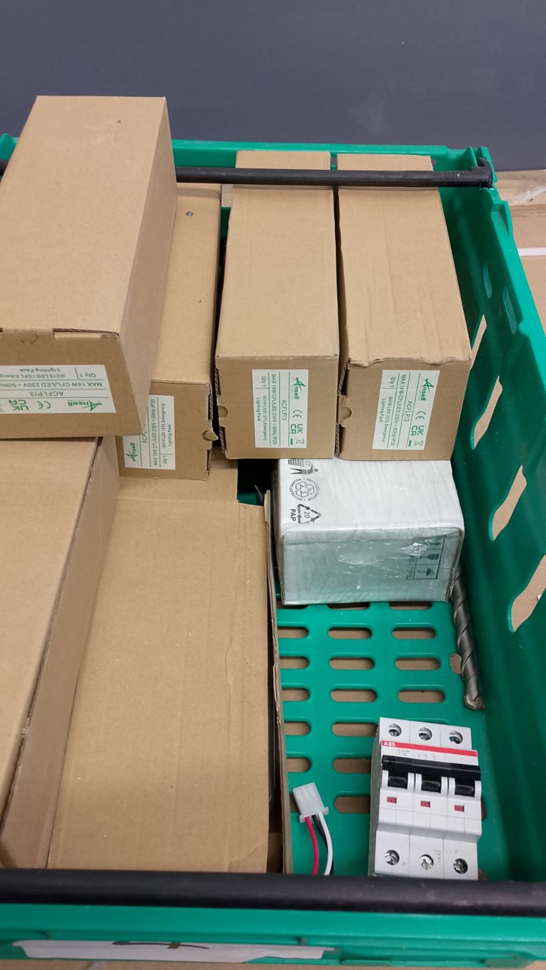 JOBLOT X 2 CRATES NUMBER 4 RESELLER CARBOOT MARKET - Image 6 of 10