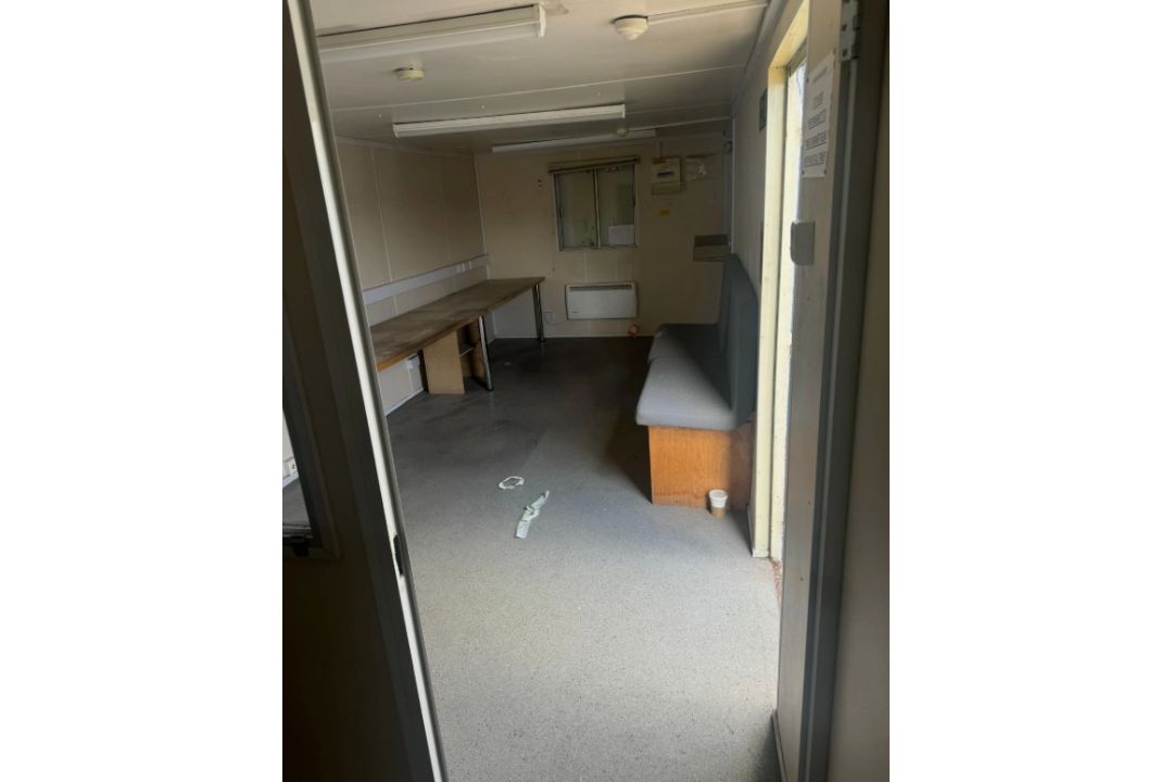 30FT X 10FT SITE OFFICE CABIN – PORTABLE OFFICE / WELFARE UNIT / STORAGE CABIN - Image 9 of 23