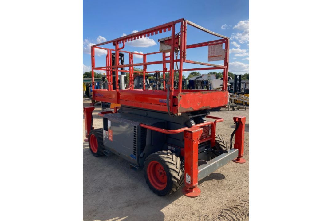 2011 SKYJACK SJ6832 SELF-PROPELLED SCISSOR LIFT – 11.7 METRE WORKING HEIGHT - Image 10 of 13