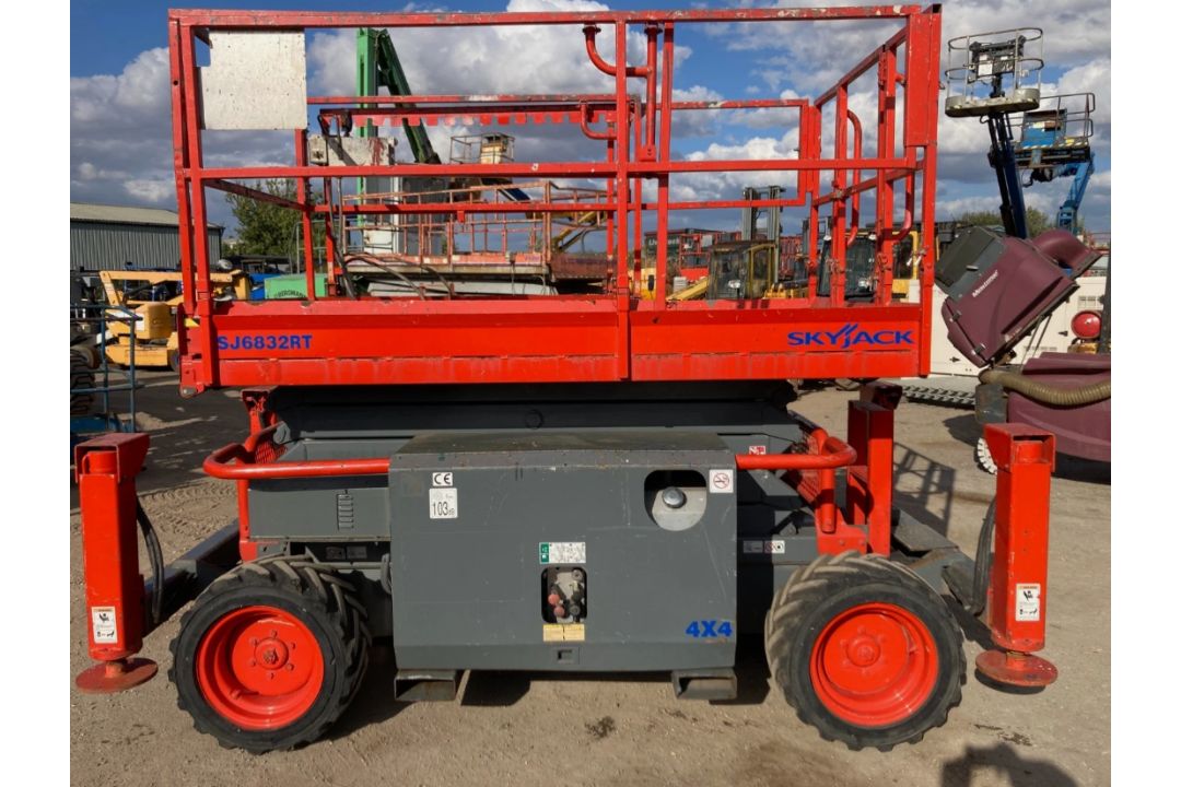2011 SKYJACK SJ6832 SELF-PROPELLED SCISSOR LIFT – 11.7 METRE WORKING HEIGHT - Image 2 of 13