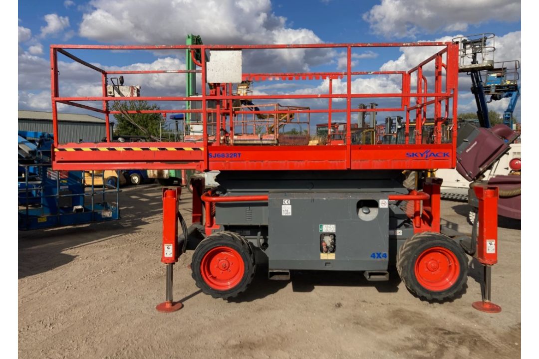 2011 SKYJACK SJ6832 SELF-PROPELLED SCISSOR LIFT – 11.7 METRE WORKING HEIGHT - Image 3 of 13