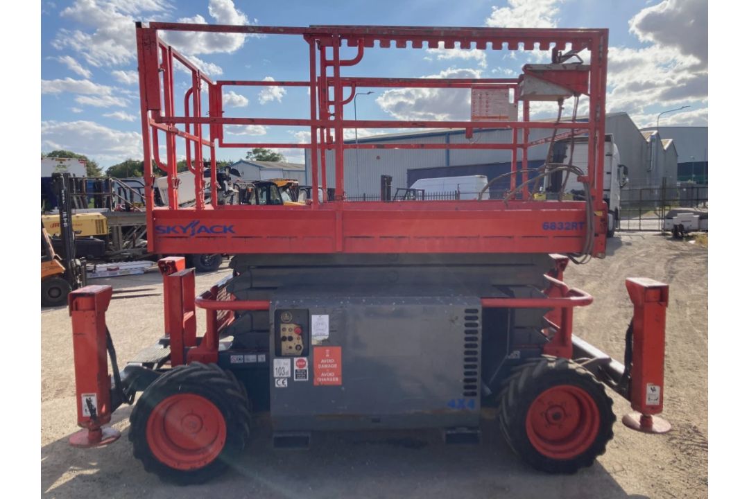 2011 SKYJACK SJ6832 SELF-PROPELLED SCISSOR LIFT – 11.7 METRE WORKING HEIGHT - Image 9 of 13